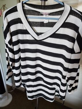 Pretty Young Thing Women’s Black White Striped Knit V-Neck 3/4 Sleeve Top (S)